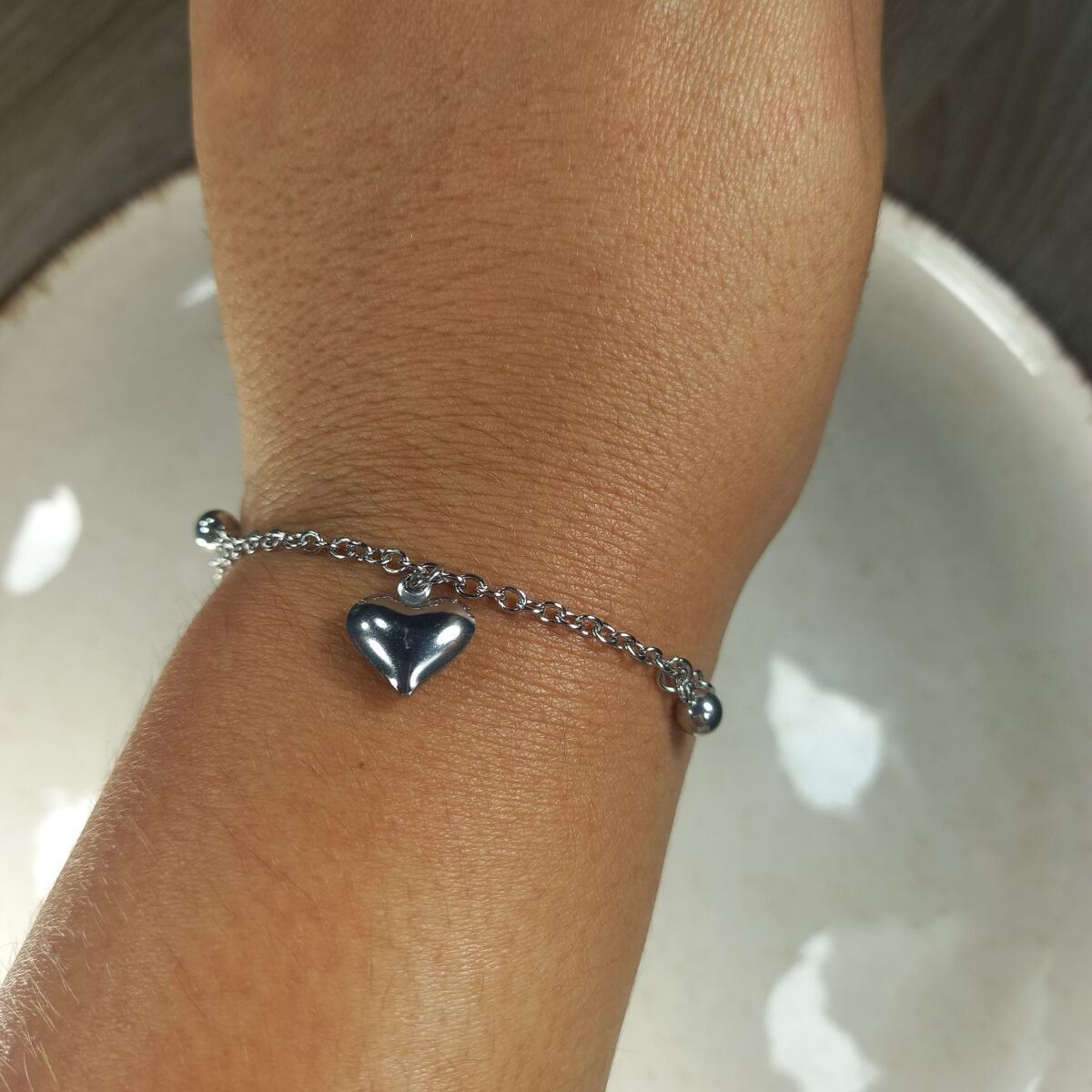 Pulsera Tiffany con bolitas y dijes corazon.