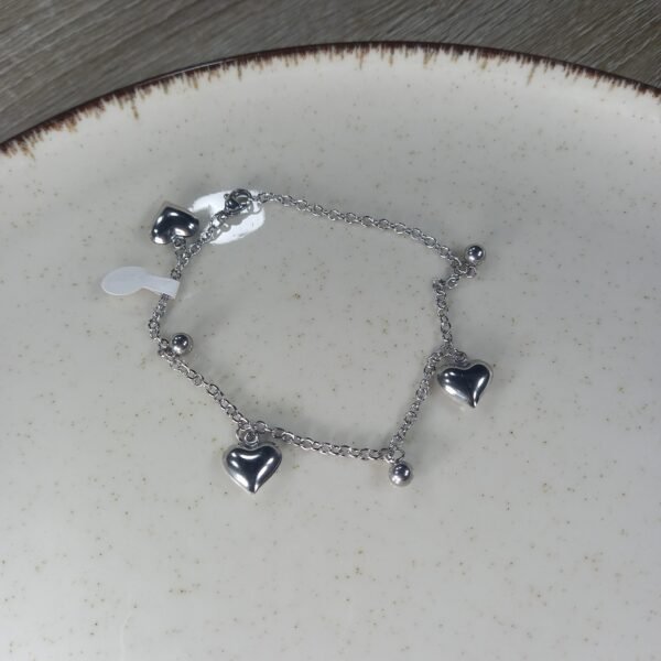 Pulsera Tiffany con bolitas y dijes corazon.
