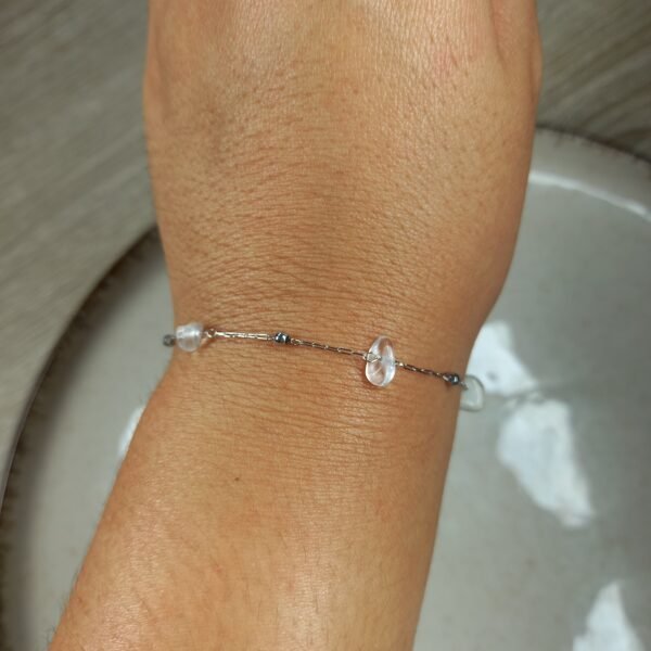 Pulsera fina con bolitas y piedra cuarzo cristal