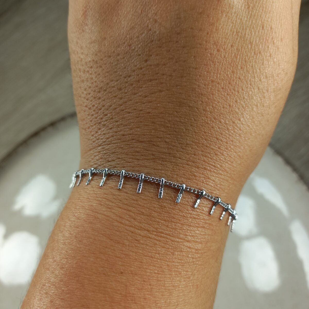 Pulsera fina con espinas.
