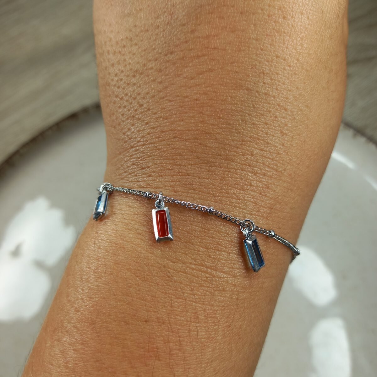 Pulsera fina con cristales rectangulares.