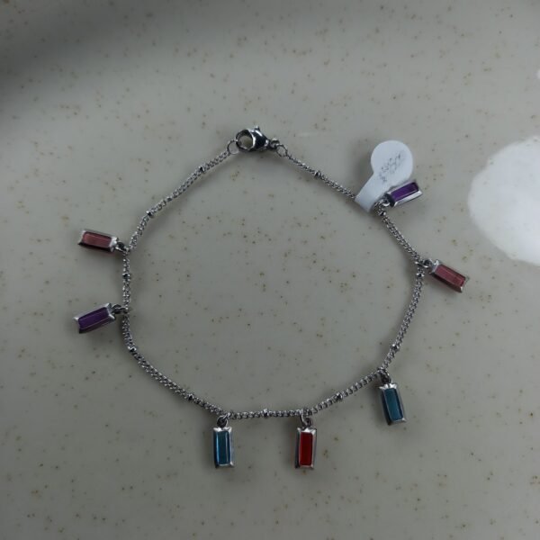 Pulsera fina con cristales rectangulares.