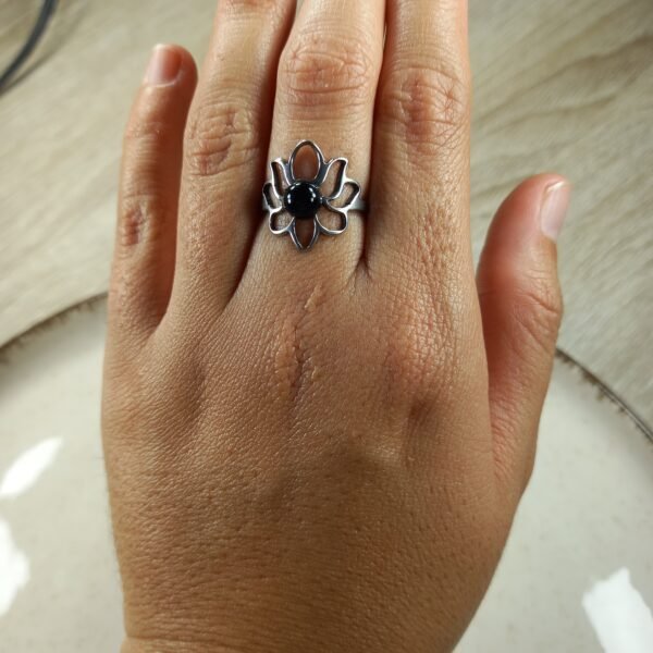 Anillo flor del loto con perla negra.