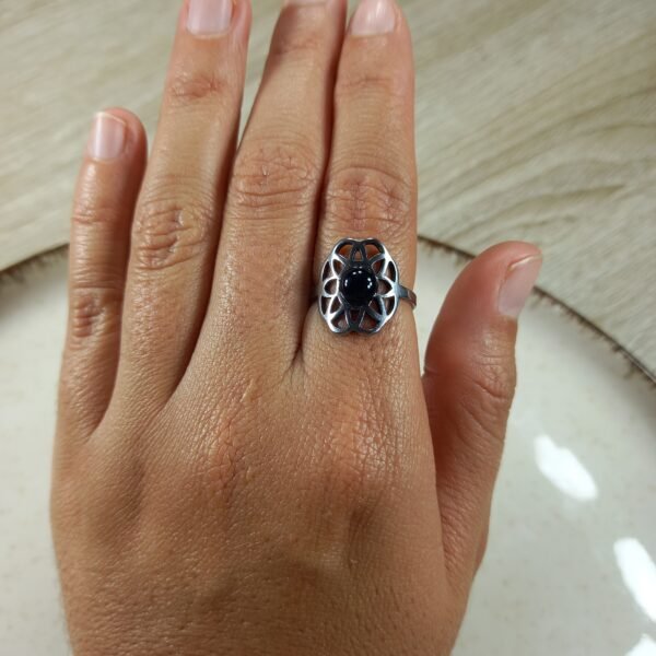 Anillo mándala con perla negra.