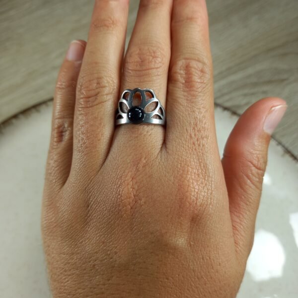 Anillo corona con perla negra.