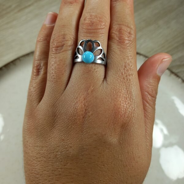 Anillo Corona con perla turquesa.