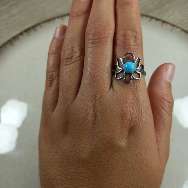 Anillo flor del loto con perla turquesa.