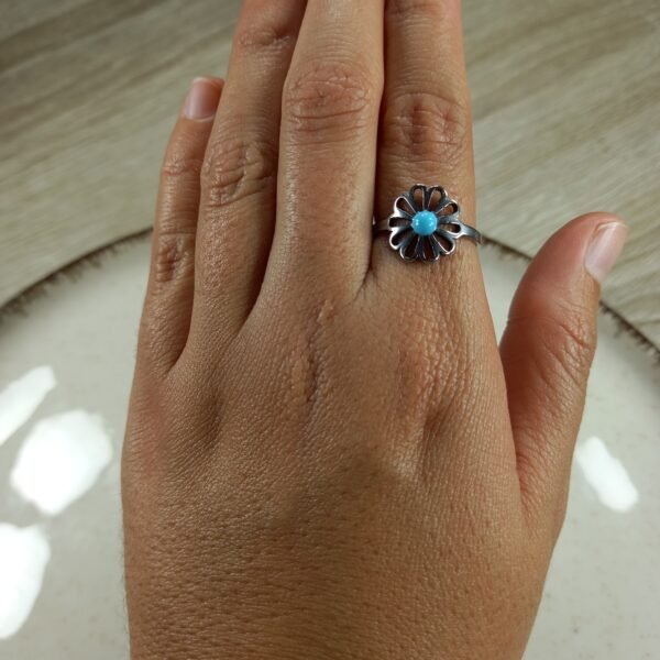 Anillo margarita con perla turquesa.