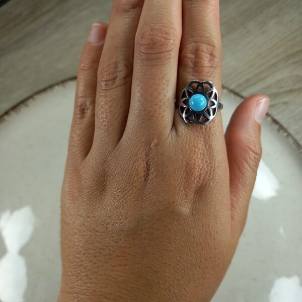 Anillo mándala con perla turquesa.