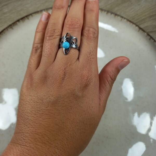 Anillo corona con perla turquesa.