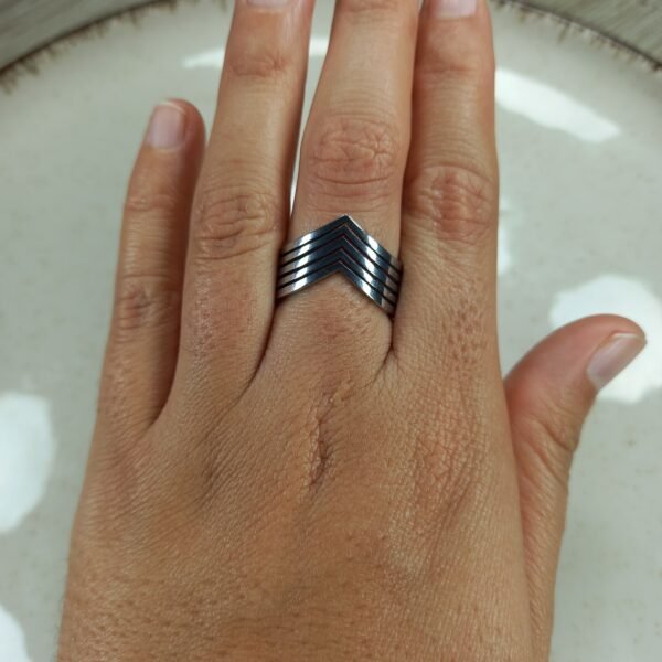 Anillo flecha calado.
