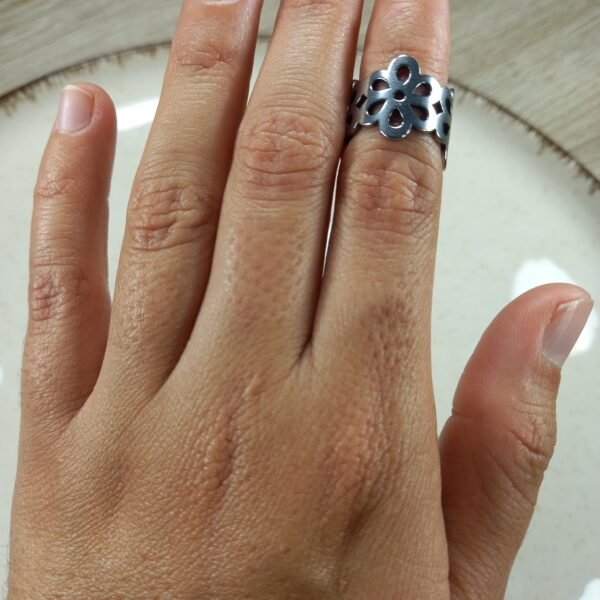 Anillo Flor continua grande.