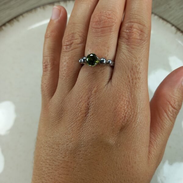 Anillo con bolitas y cubics verde