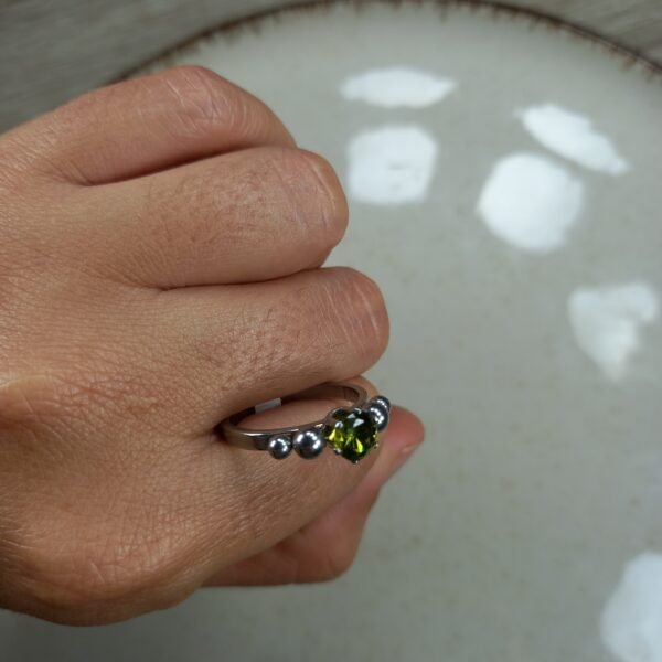 Anillo con bolitas y cubics verde