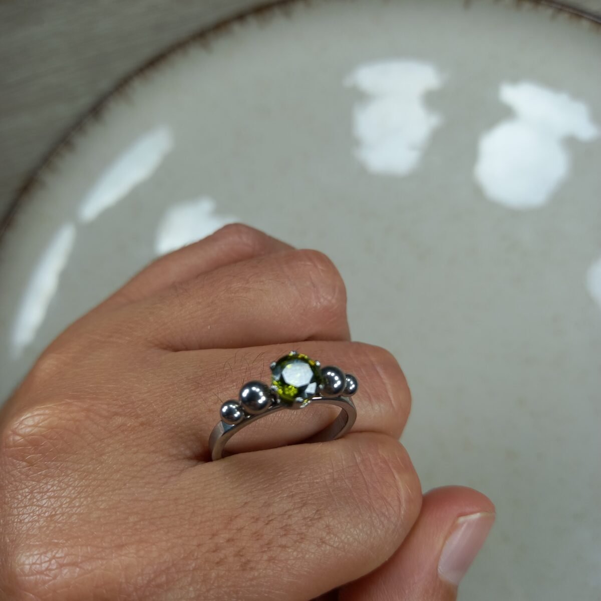 Anillo con bolitas y cubics verde - Imagen 3