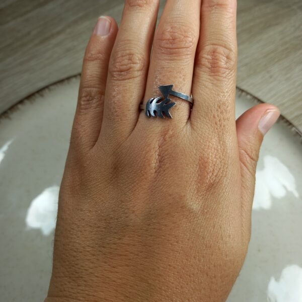 Anillo cruzado flecha.