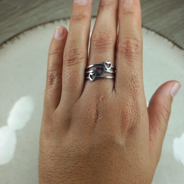 Anillo - Triple líneas con corazones calados.