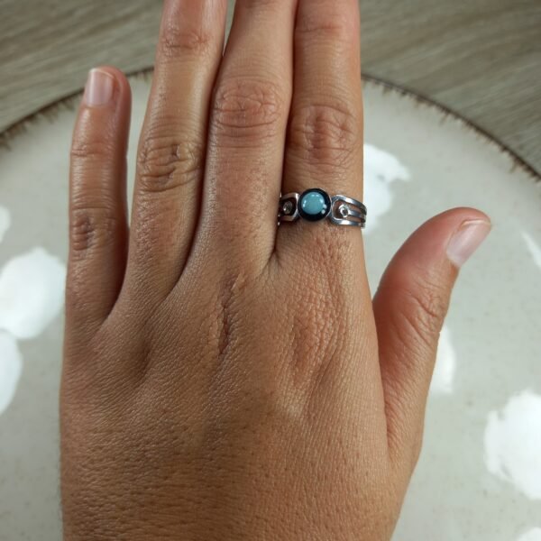 Anillo doble con strass turquesa.