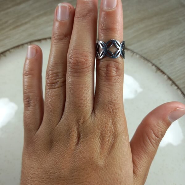 Anillo Mide flor calada.