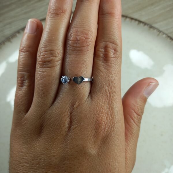 Anillo forma corazon y cubics