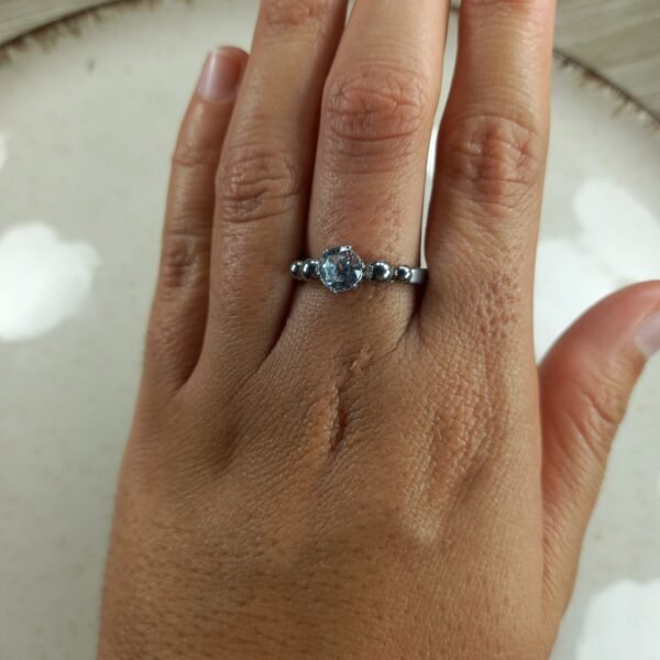 Anillo con bolitas y cubics tornasol.