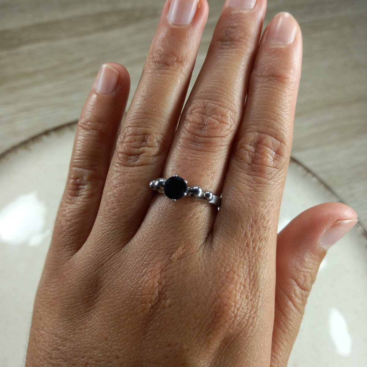 Anillo con bolitas y cubics negra.