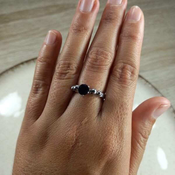 Anillo con bolitas y cubics negra.