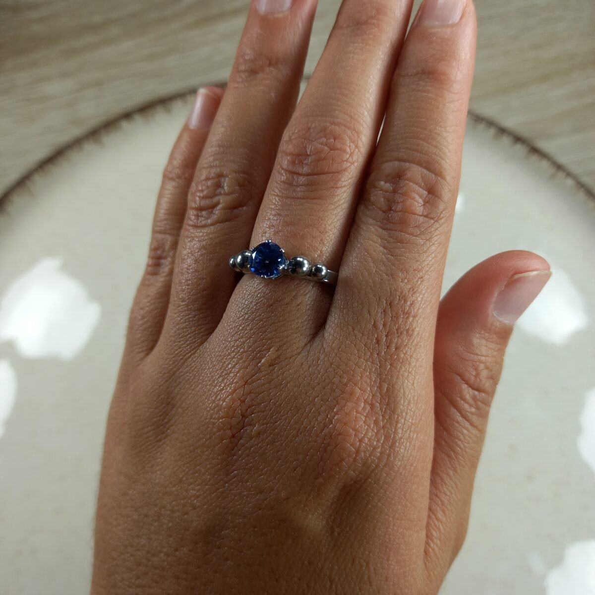 Anillo con bolitas y cubics azul.