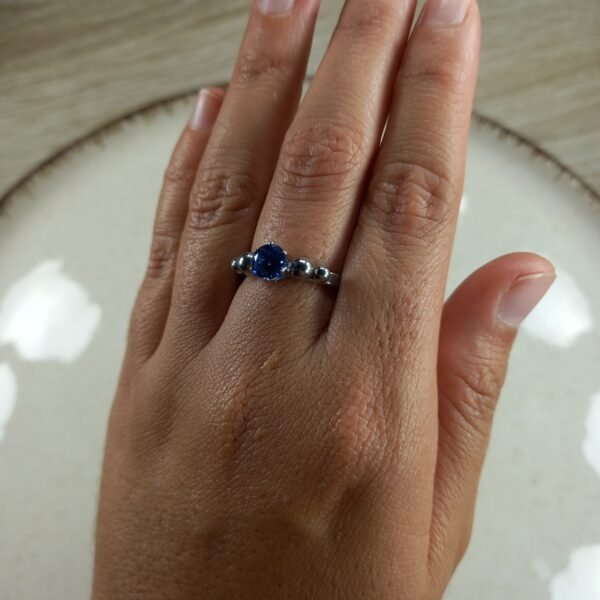 Anillo con bolitas y cubics azul.