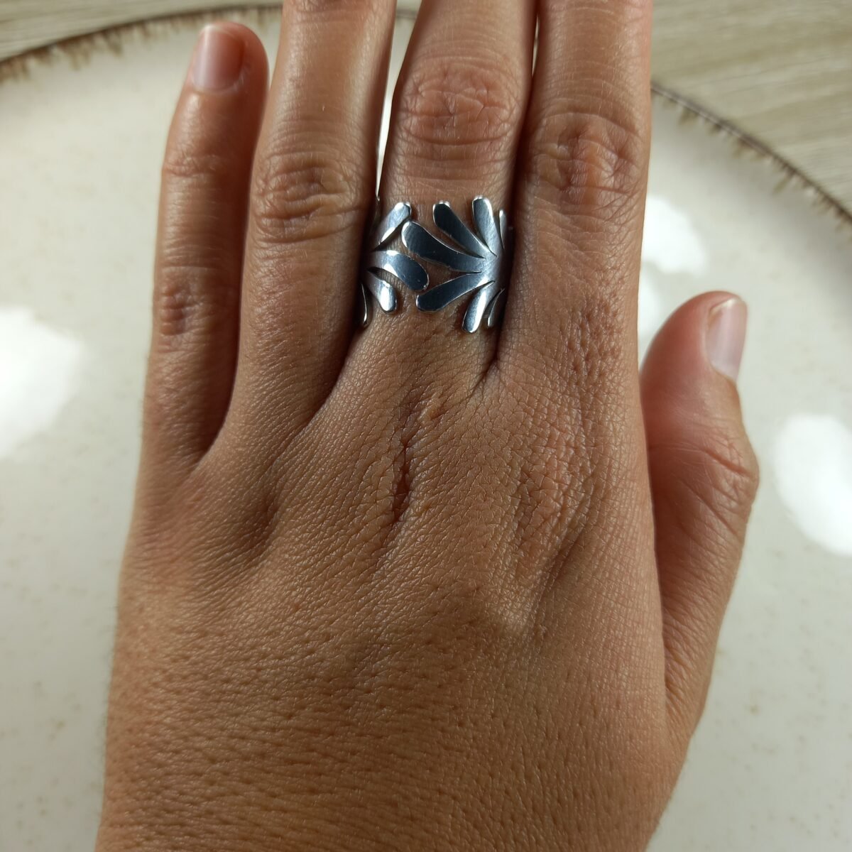 Anillo Hoja doble cruzada ancha.