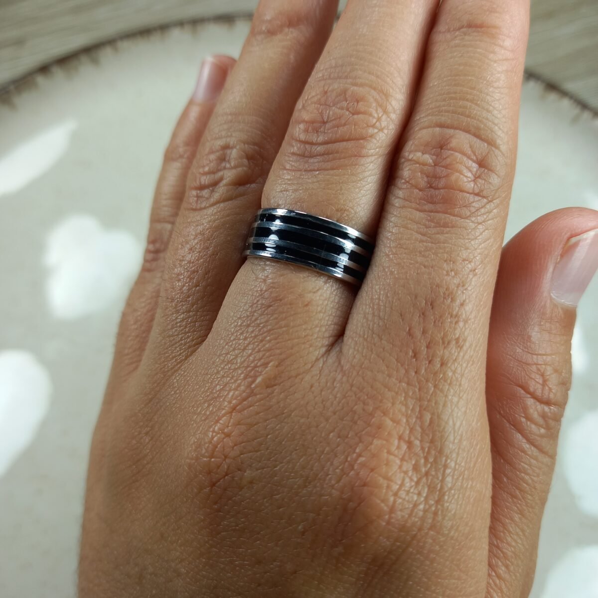 Alianza Con Tres Lineas Esmaltada Negra