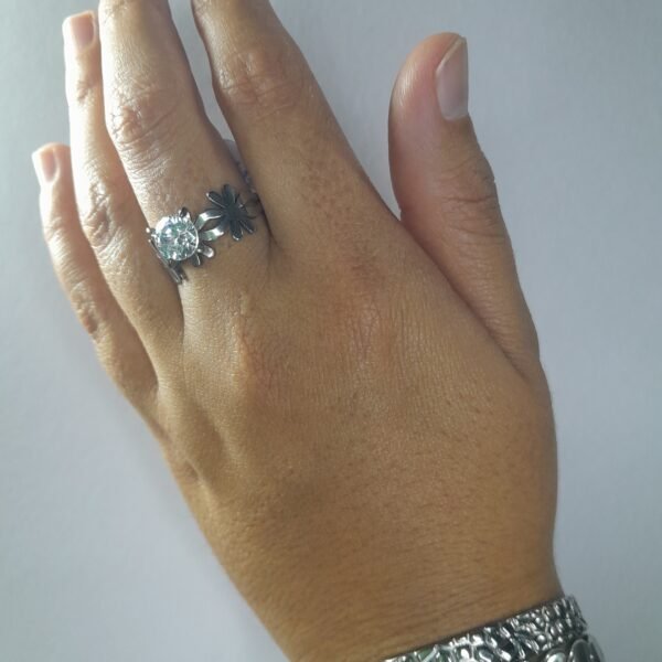 Anillo Margarita con Piedra