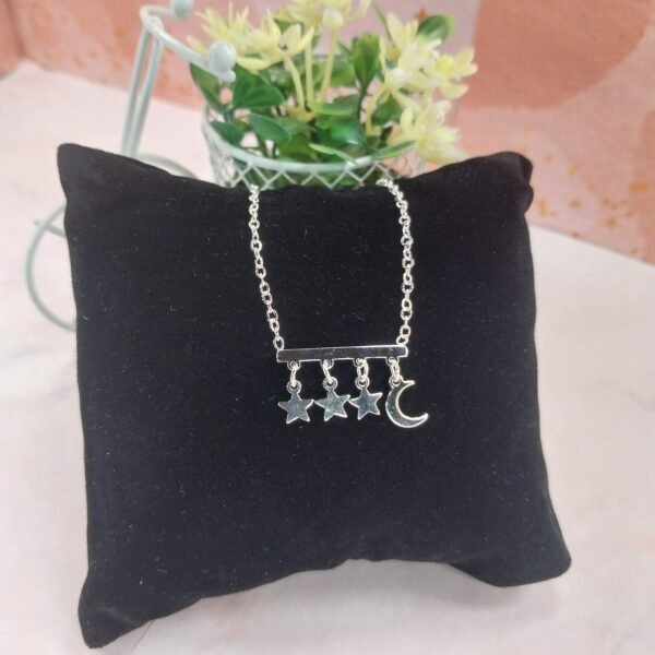 Collar perchita con dije Luna y Estrellitas
