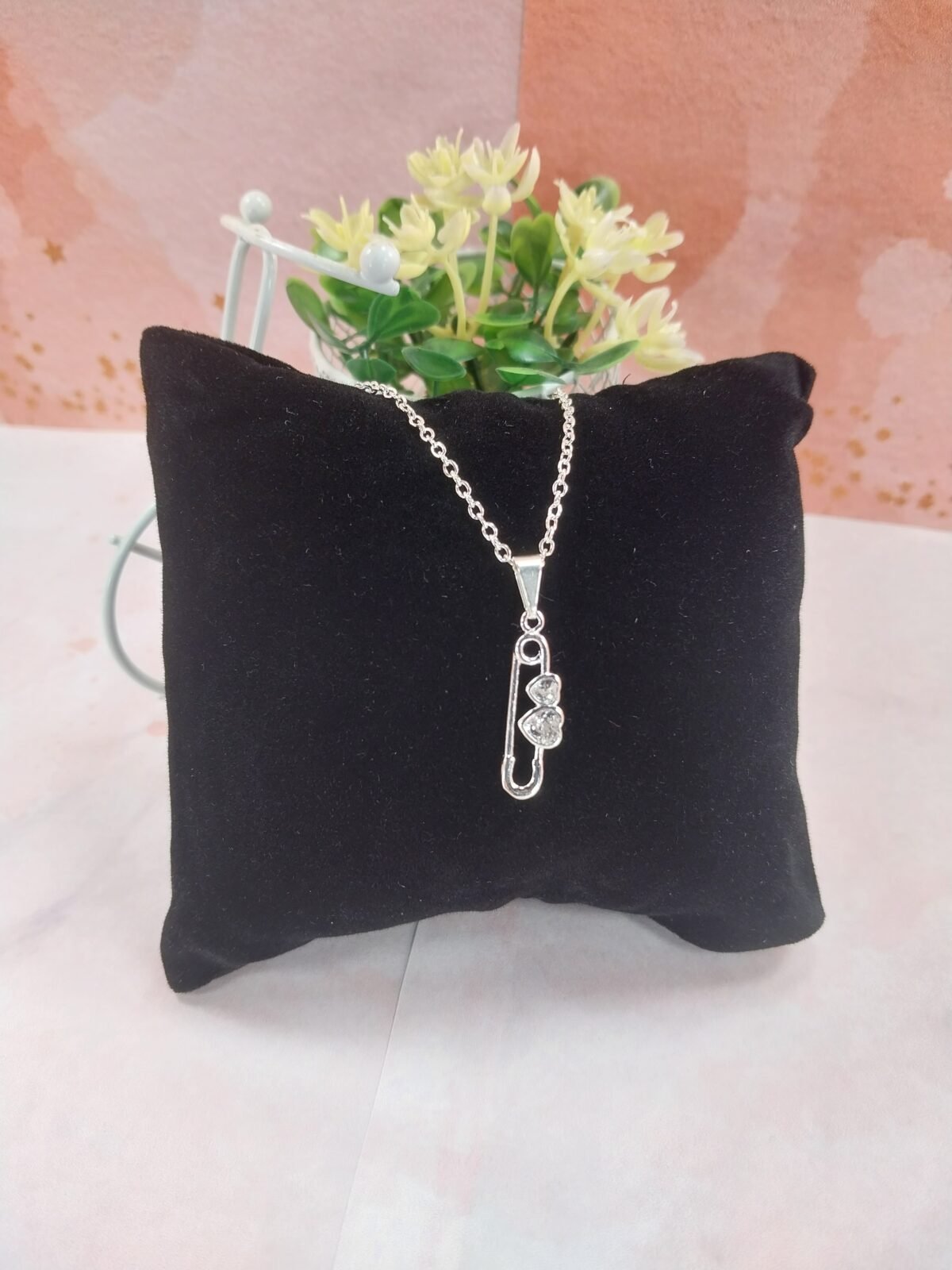 Collar Dije Alfiler con Corazoncitos