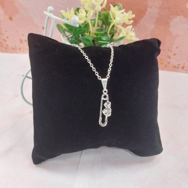 Collar Dije Alfiler con Corazoncitos