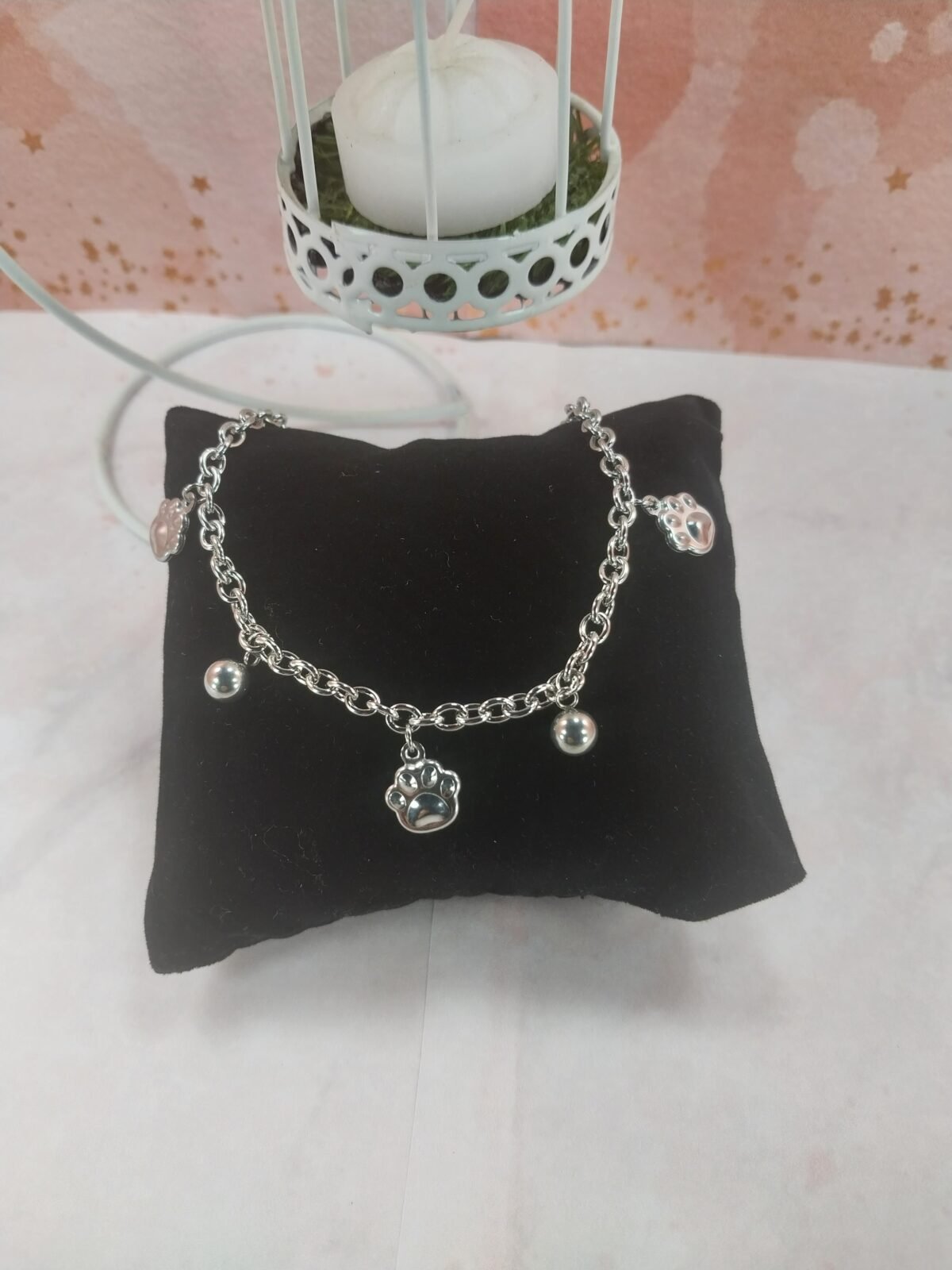 Pulsera con Bolitas + Dije Huellas Inflado