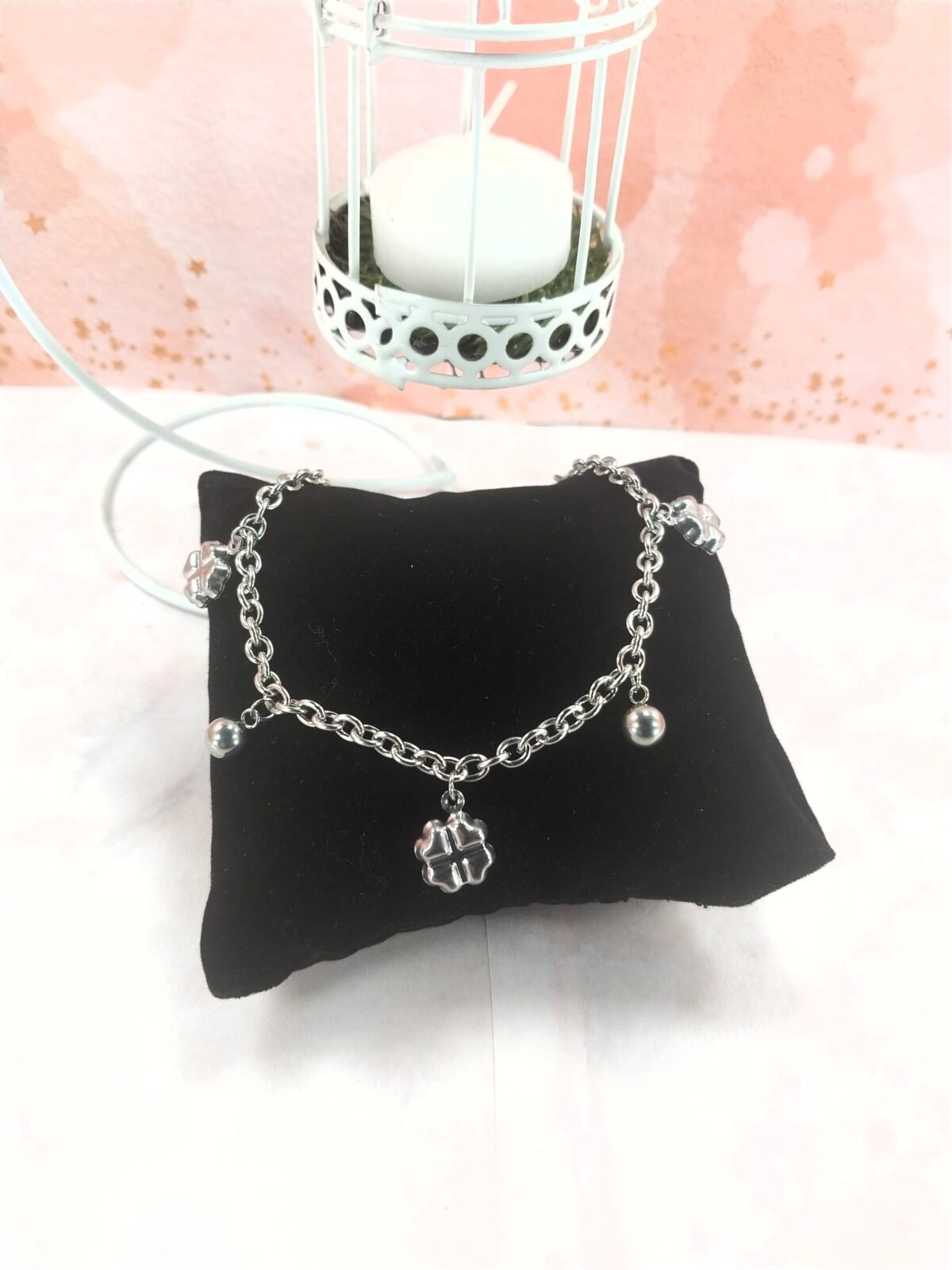 Pulsera con Bolitas+ Dije Trébol