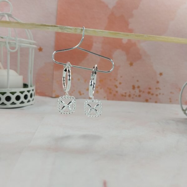 Argollas Cuadrado Redondeado + Mariposa