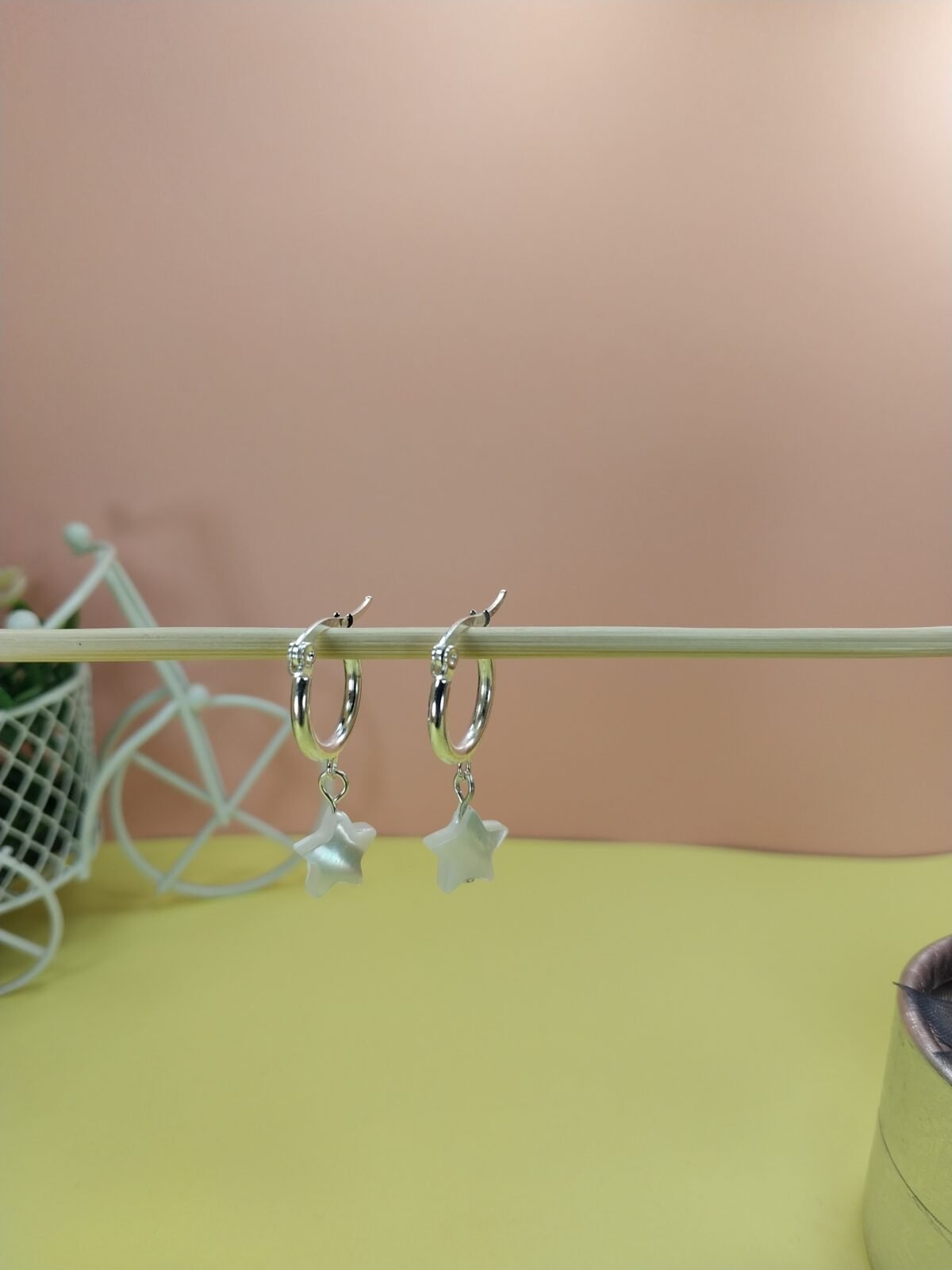 Argollas con dije símil Nacarada forma Estrella