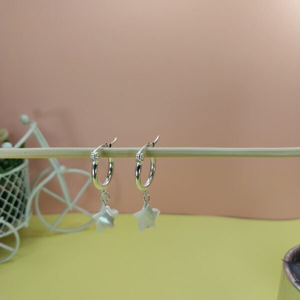Argollas con dije símil Nacarada forma Estrella