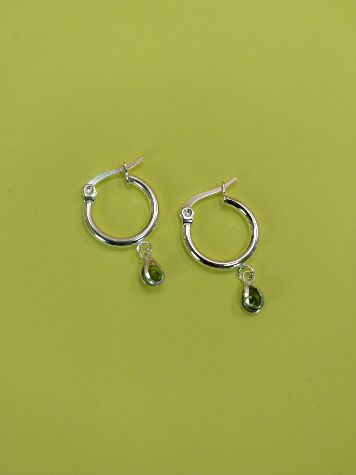 Argollas Habana Con Piedrita Colgante - Verde - Imagen 2