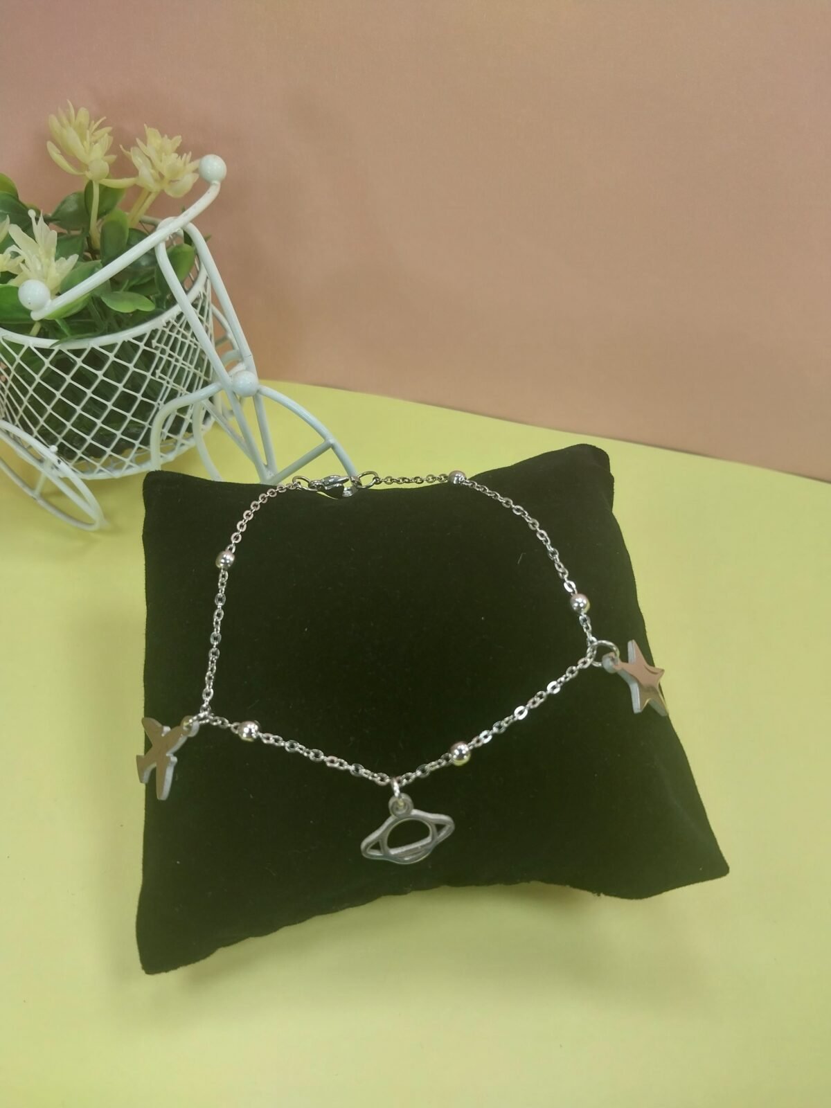 Pulsera con dijes Avión + Saturno + Estrellita