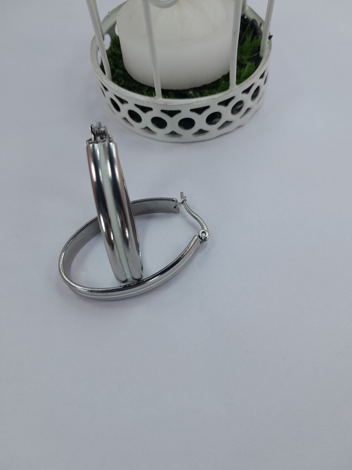 Argolla ovalada ancha labrada esmalta - blanca