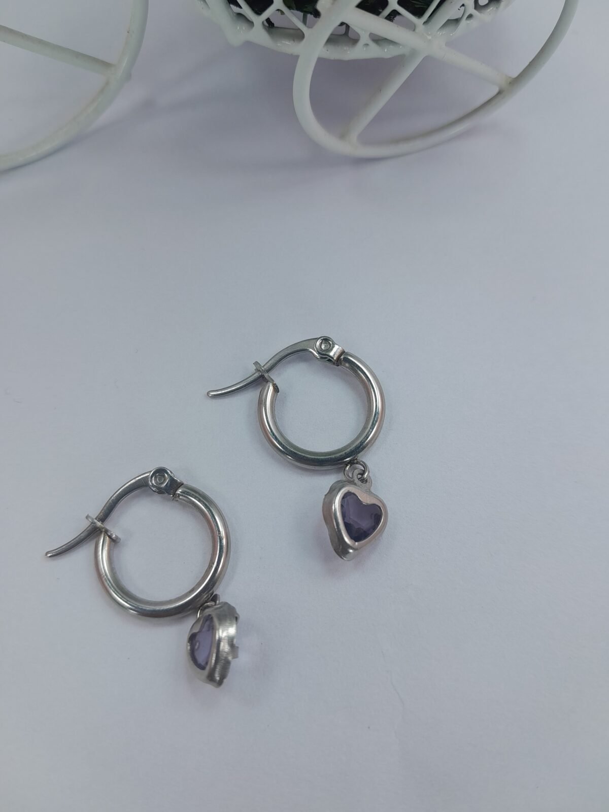 Argolla redonda mini con dije  - cubic corazón violeta