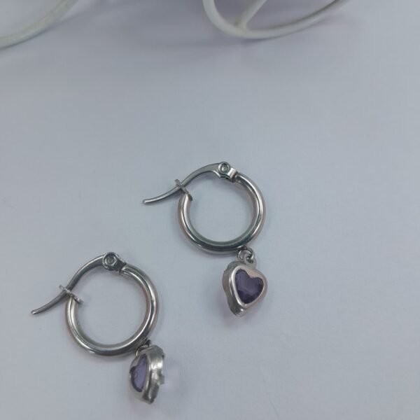 Argolla redonda mini con dije  - cubic corazón violeta