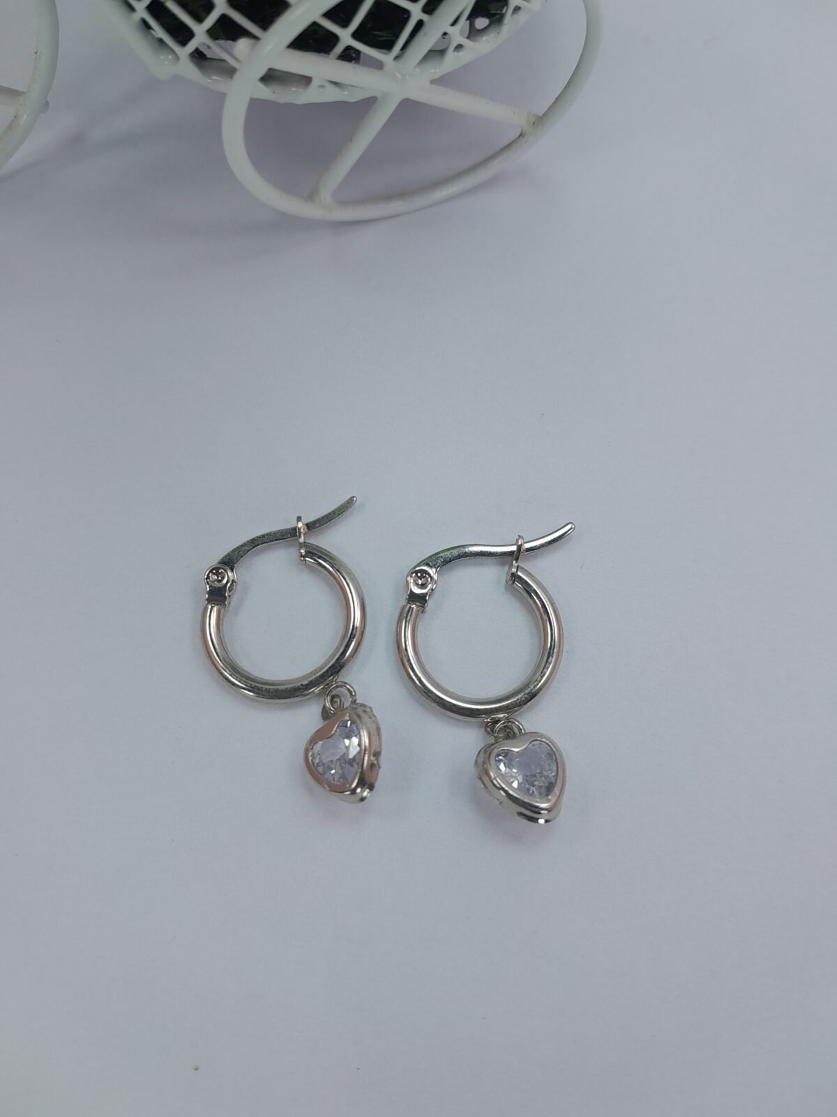 Argolla redonda mini con dije - cubic corazón tornasol