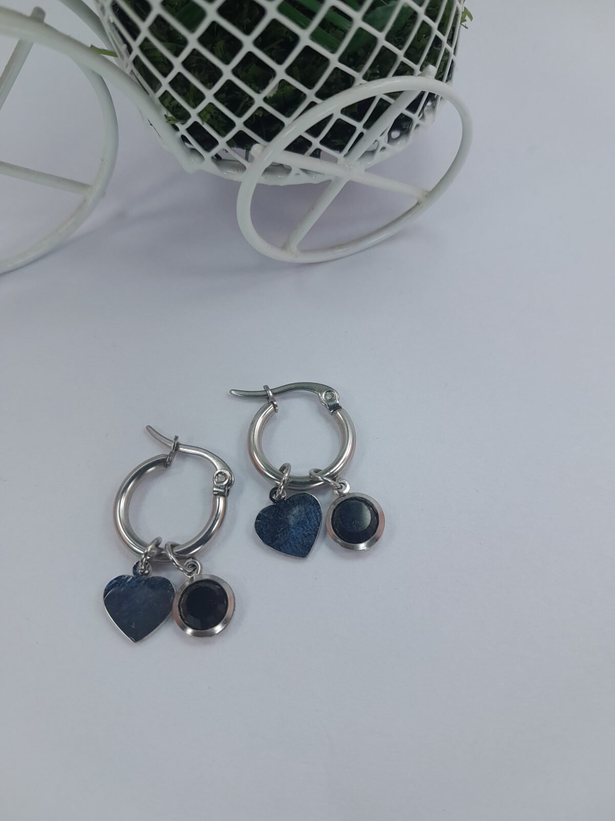 Argolla mini con dije corazón y susano - negro