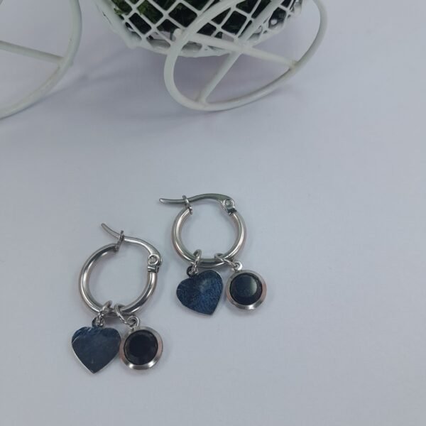 Argolla mini con dije corazón y susano - negro