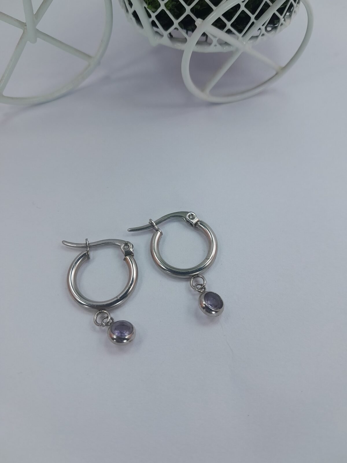 Argolla redonda mini con dije - cubic redondo violeta