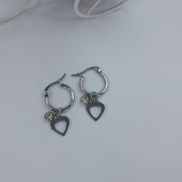 Argollas redonda mini con dije corazón + strass